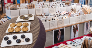 Banco di bottoni vintage alla merceria Scardovi di Lugo