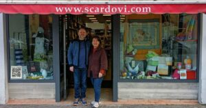 Luisa e Stefano davanti alla merceria Scardovi