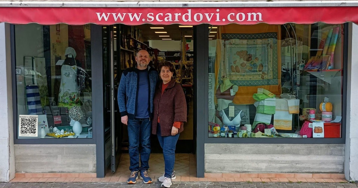 Luisa e Stefano davanti alla merceria Scardovi
